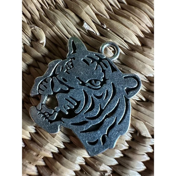 1 inch Silver Tiger pendant - Picture 2 of 4